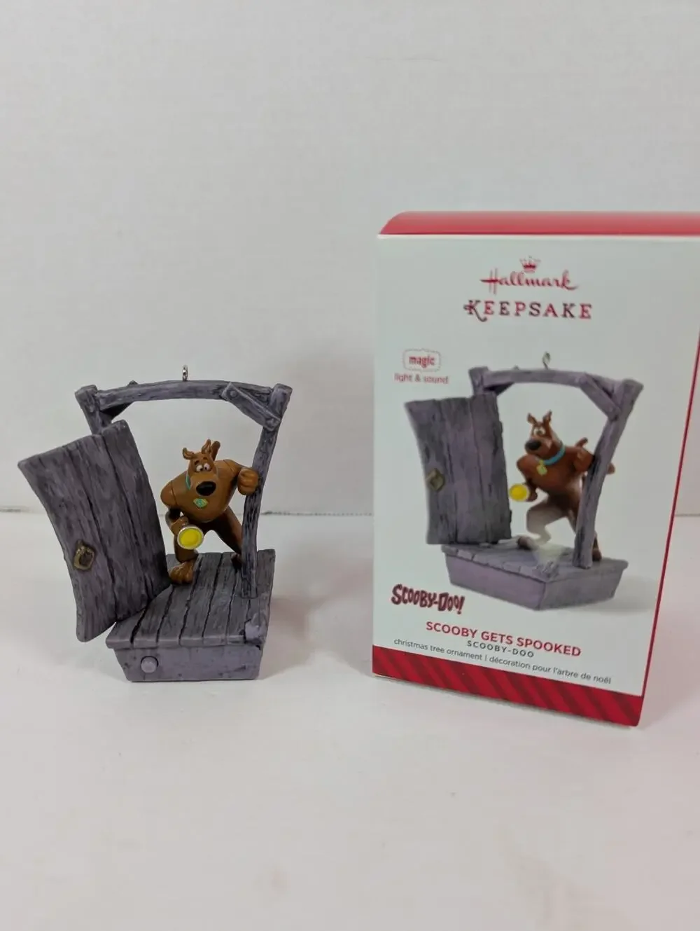 Hallmark 2014 SCOOBY DOO - Scooby Gets Spooked.Magic Ornament.Lights/Sound. MIB